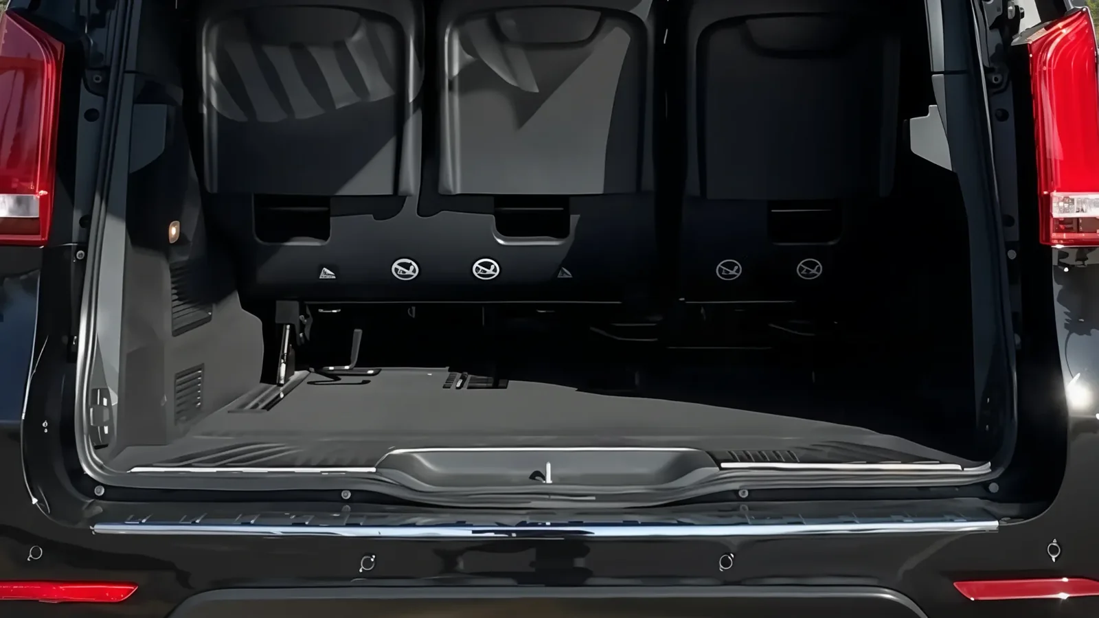 Открытый багажник Mercedes-Benz V-Class с ровным полом и сложенными сиденьями третьего ряда, показывающий объём доступного пространства