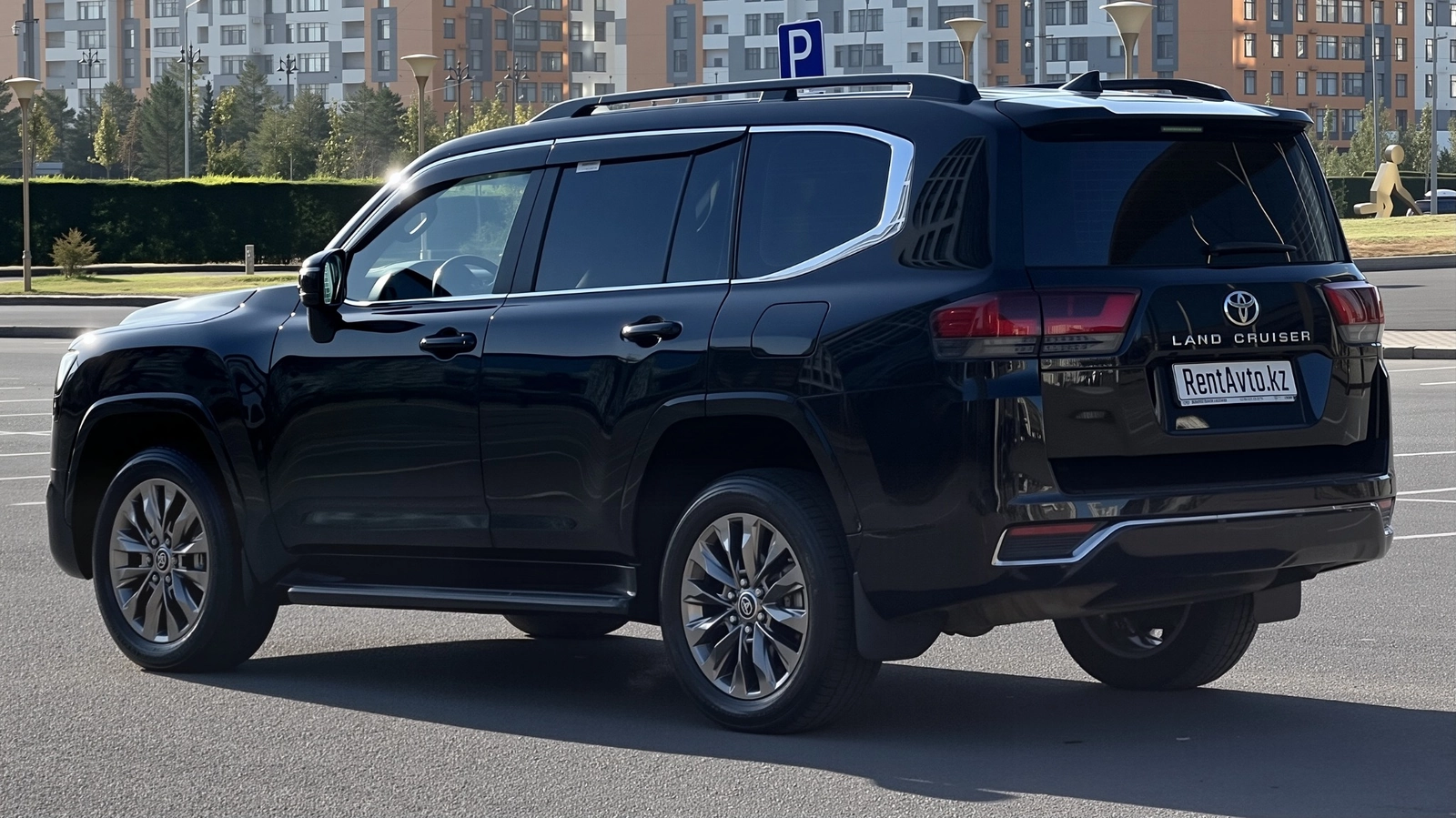 Боковой вид Toyota Land Cruiser 300 в автопарке, востребованный для городских маршрутов