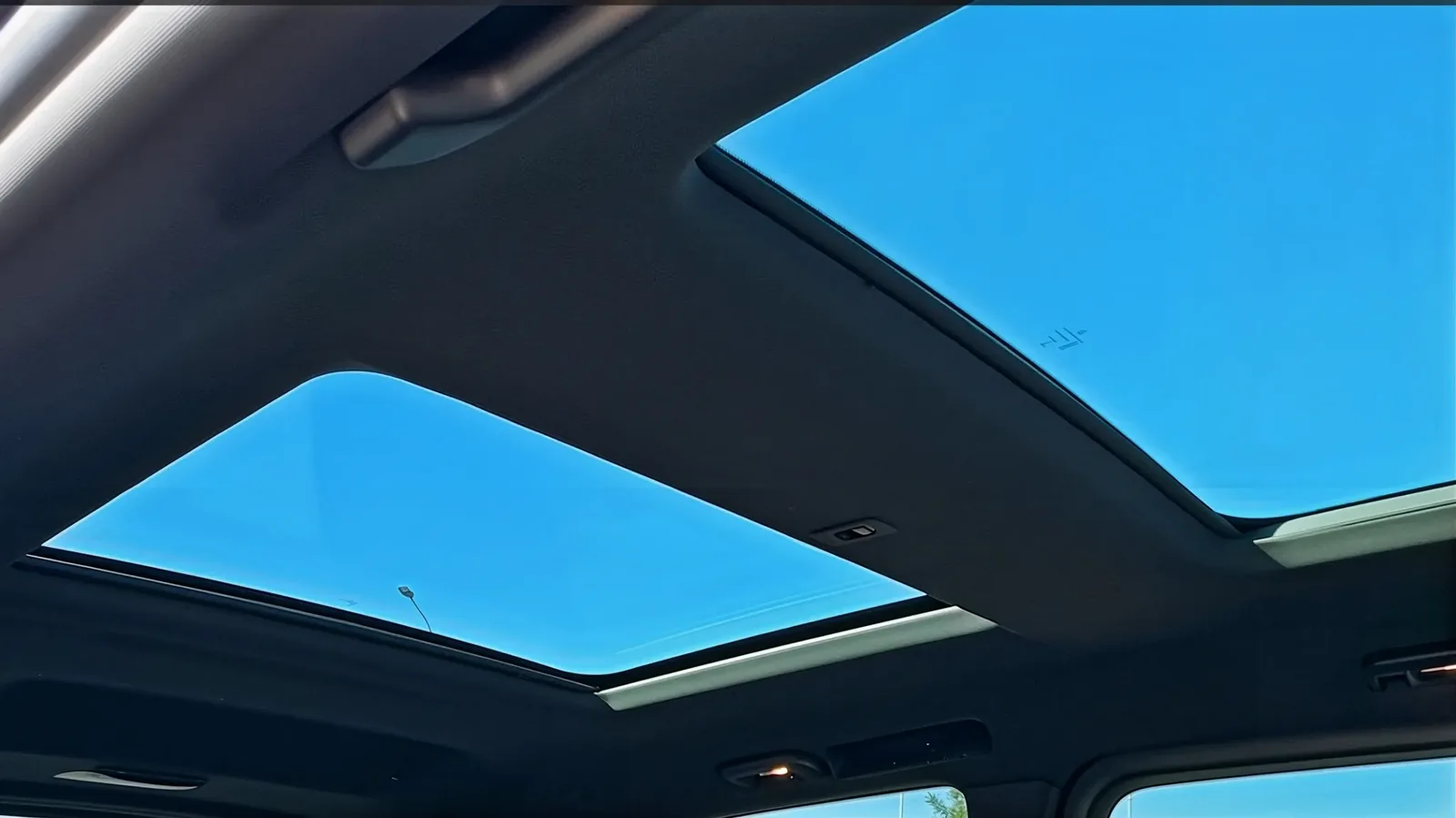 Панорамная стеклянная крыша Mercedes-Benz V-Class, пропускающая много света в салон во время оказания услуг на мероприятиях