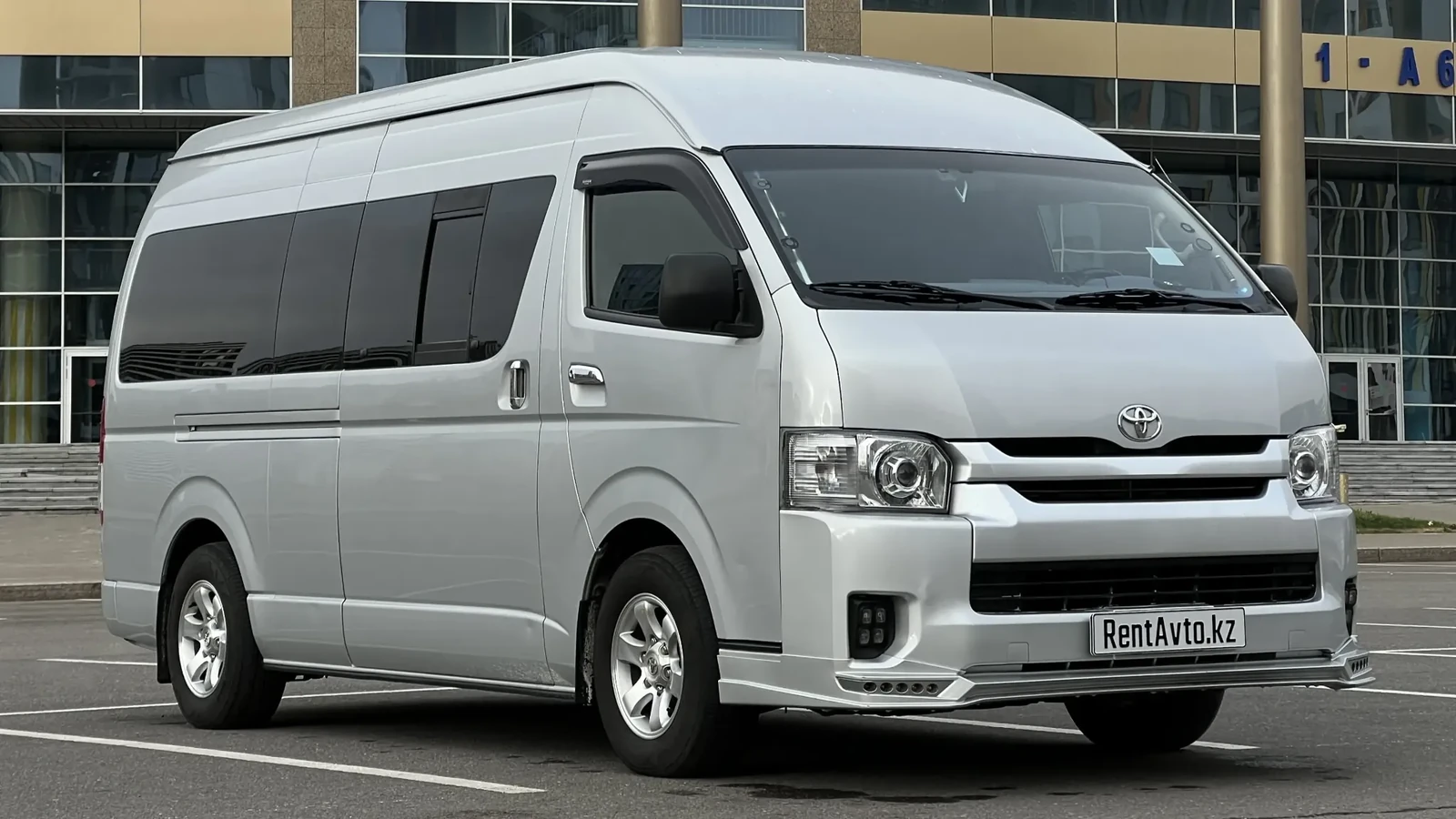 Пассажирский салон Toyota Hiace на 12 мест перед поездкой из Астаны в Петропавловск