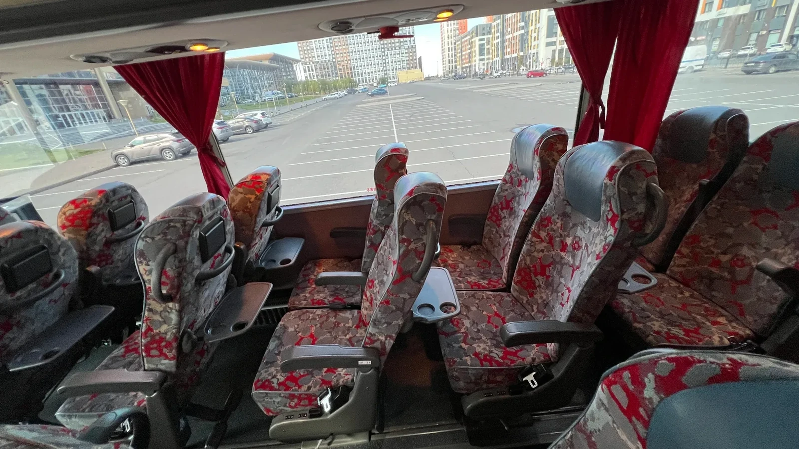 Белый автобус VanHool на 50 мест стоит на асфальтовой площадке, его берут в прокат для больших групп