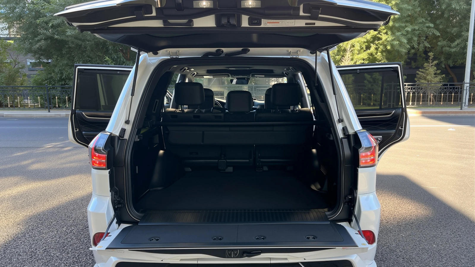 Багажное отделение Lexus LX570, подходящее для семейных трансферов и деловых маршрутов