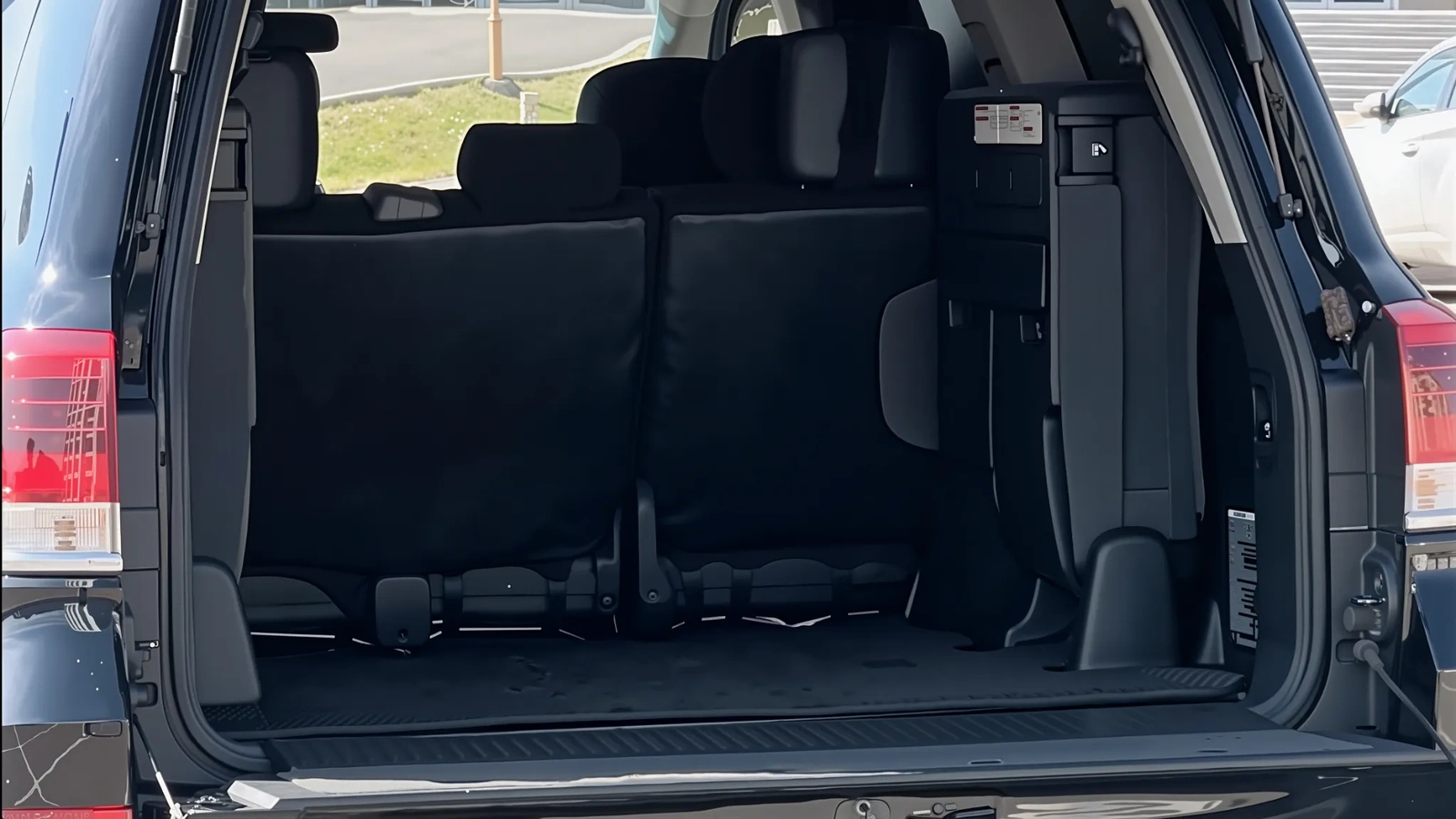 Багажный отсек Toyota Land Cruiser 200 с увеличенным пространством для дальних путешествий по Казахстану