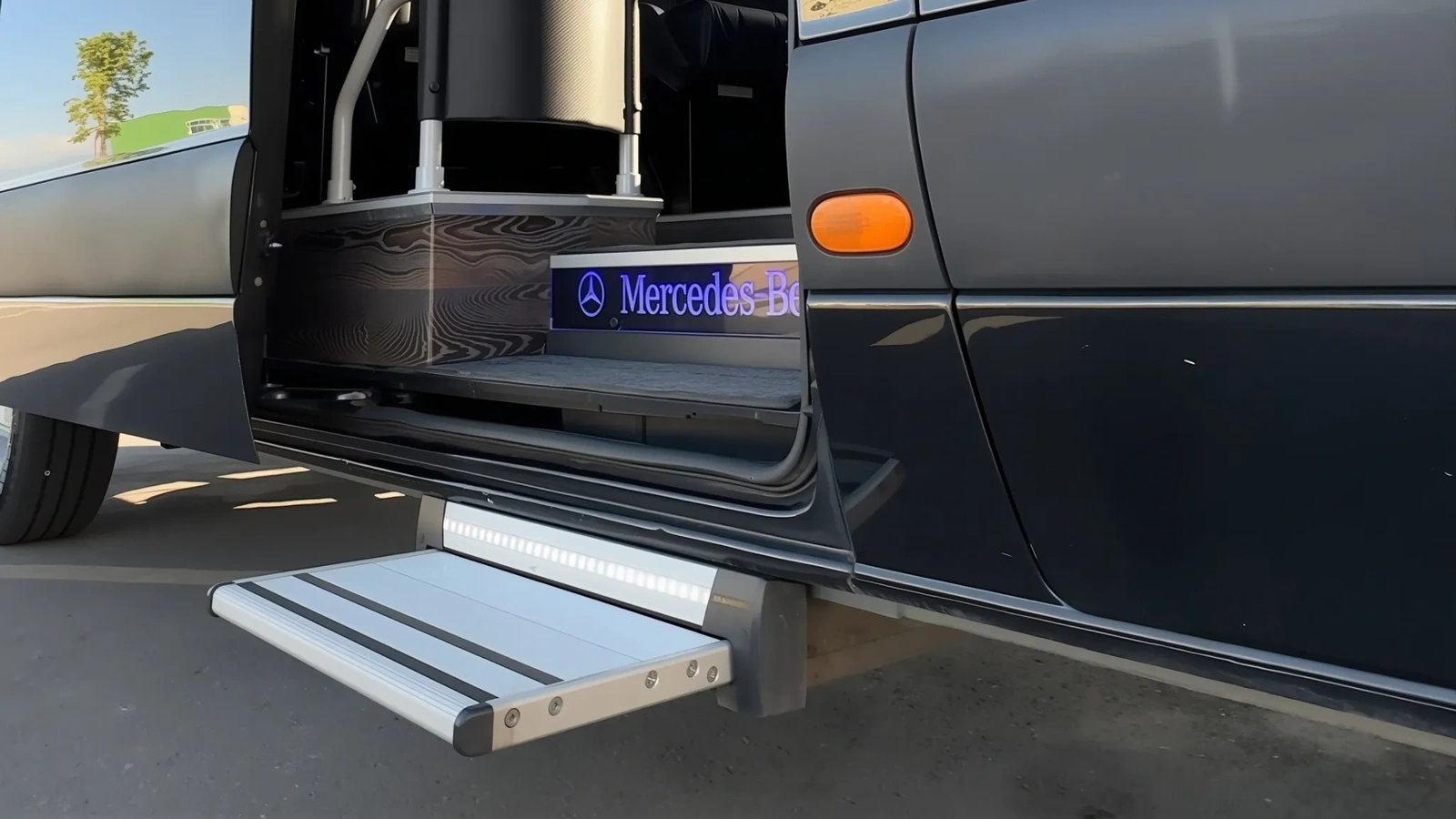 Чёрный Mercedes-Benz Sprinter на 17 мест снаружи, подготовленный для перевозки гостей на мероприятие