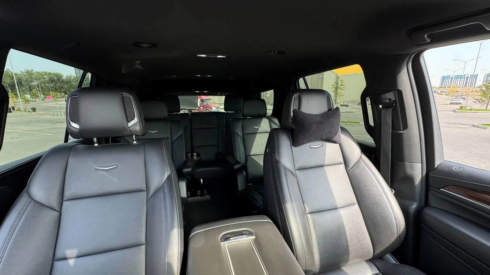 Просторный салон Cadillac Escalade, востребованный для суточных поездок в городе