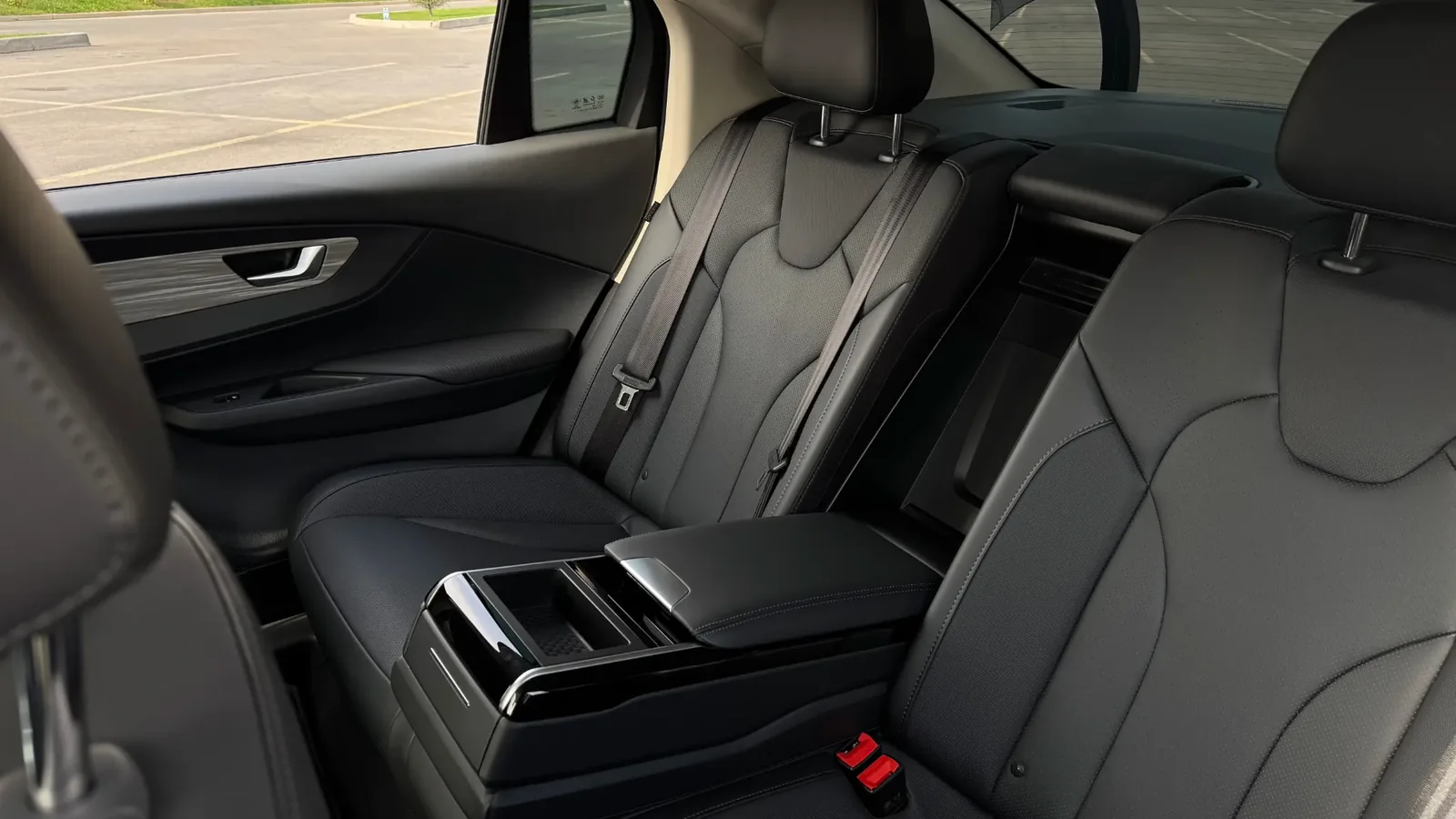 Два отдельных задних кресла Hongqi E-QM5 с откидным подлокотником, удобным при почасовой аренде электроседана с водителем