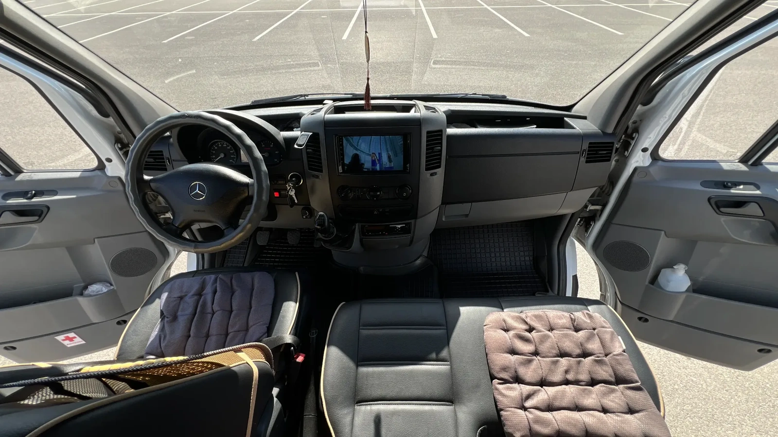 Салон Sprinter на 20 мест с ровным расположением кресел, оформленный для поездок по городу и за его пределами