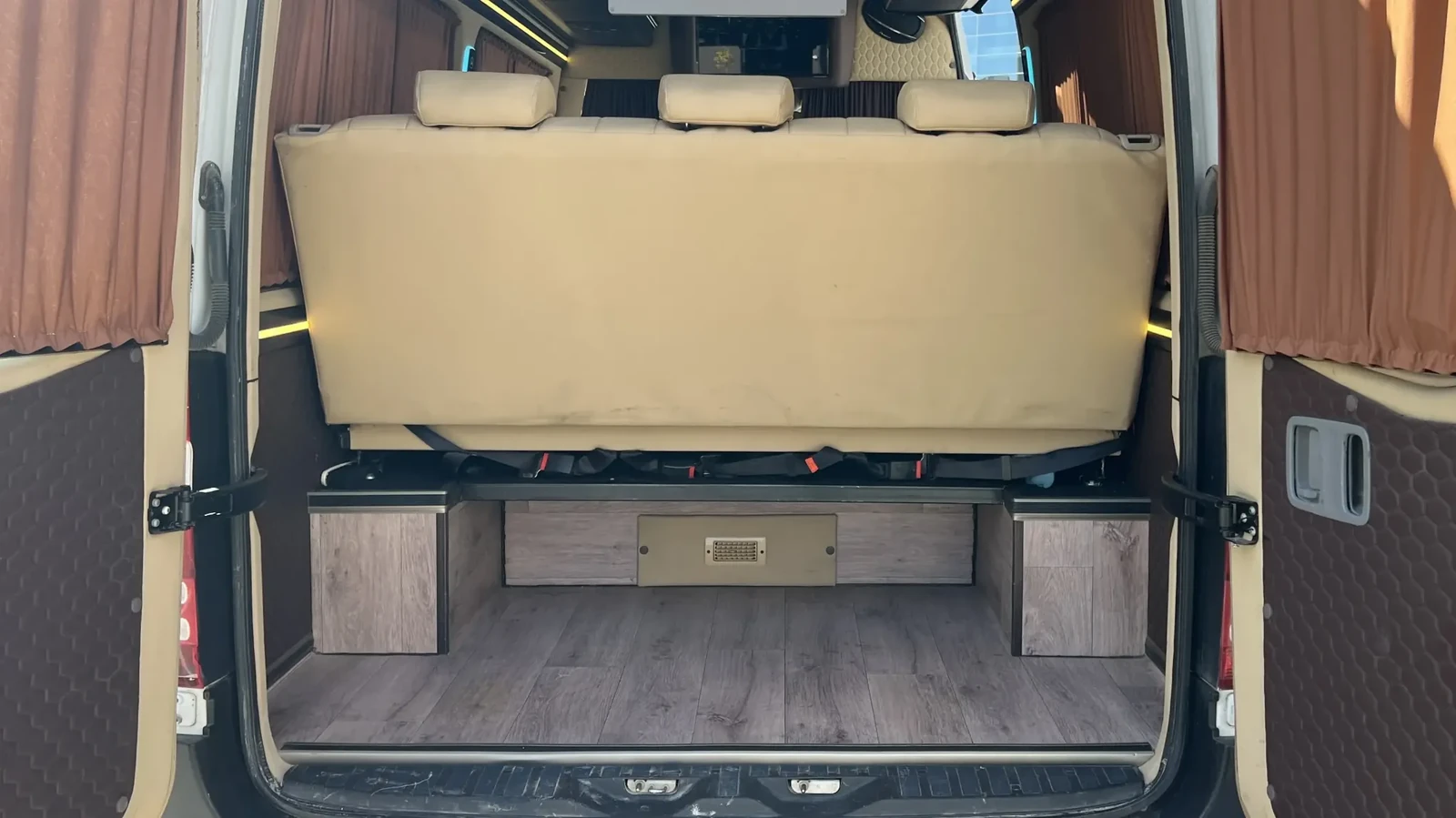 Багажный отсек микроавтобуса на 8 мест, используемый в индивидуальных маршрутах по городу