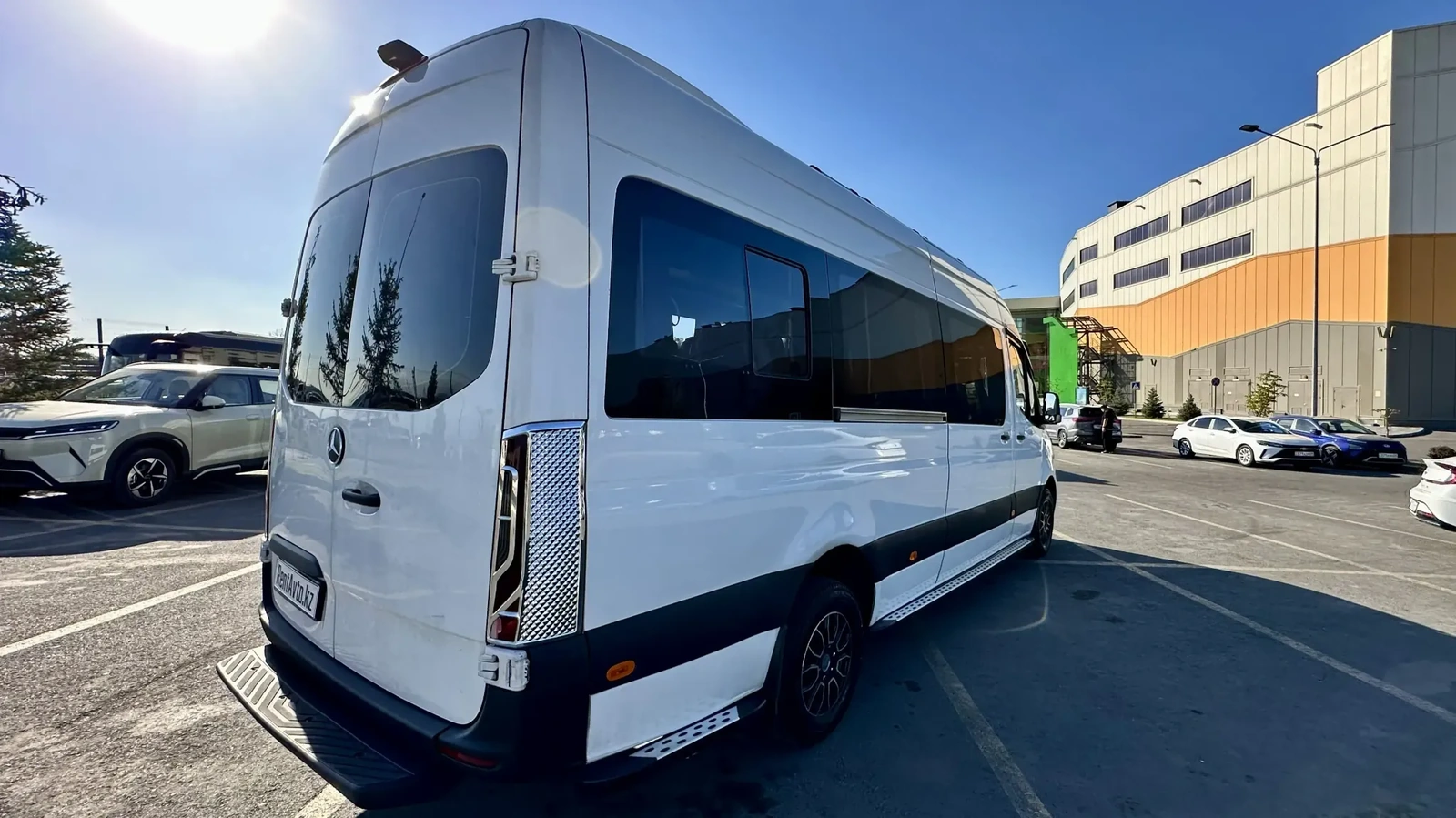 Салон Sprinter на 17 мест с аккуратными рядами кресел, подходящий для трансферных поездок по городу и пригородам