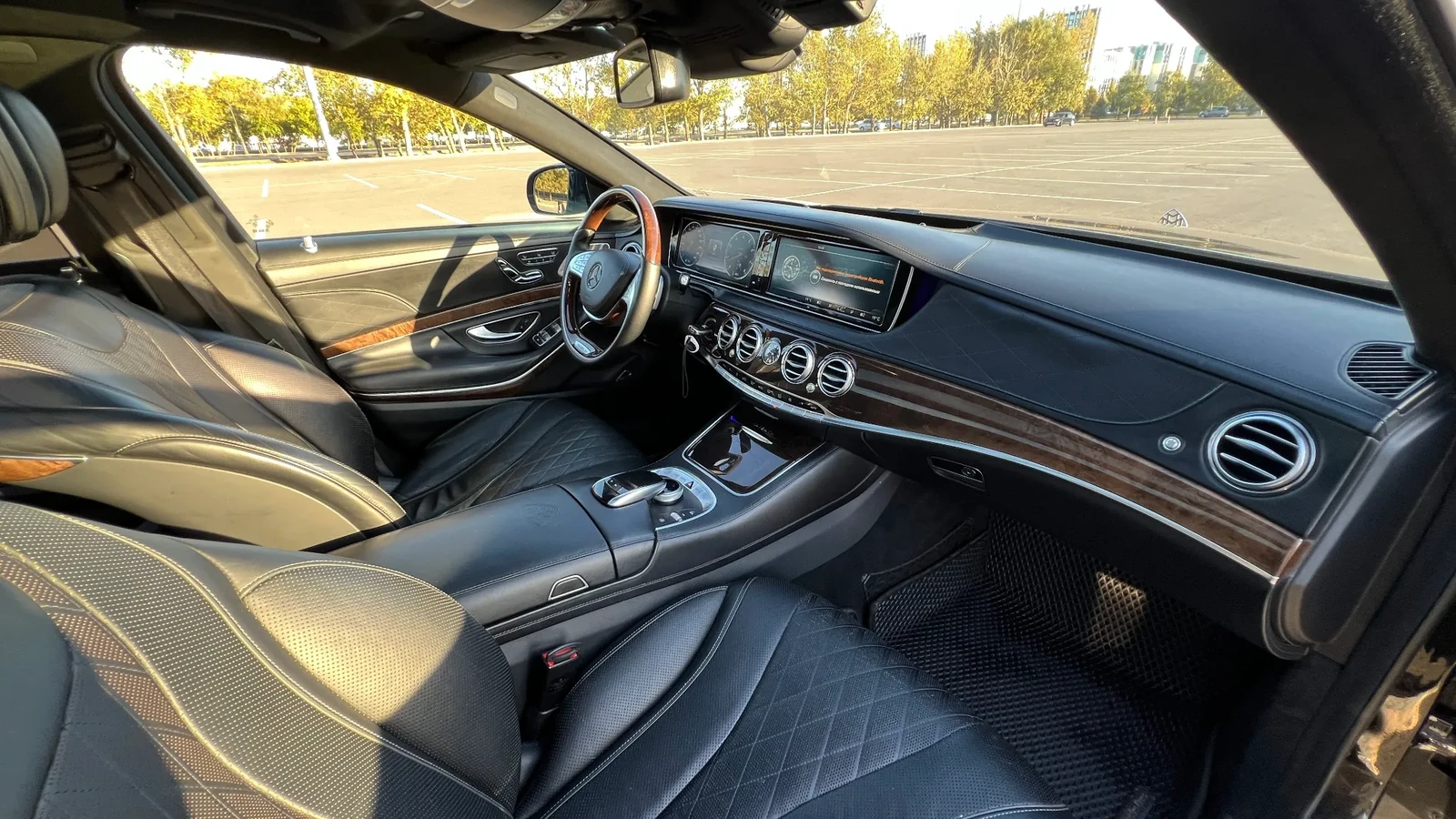 Передняя панель и кожаные сиденья Mercedes-Benz Maybach S-Class 222, вариант для долгосрочной аренды на месяц с личным водителем в Астане
