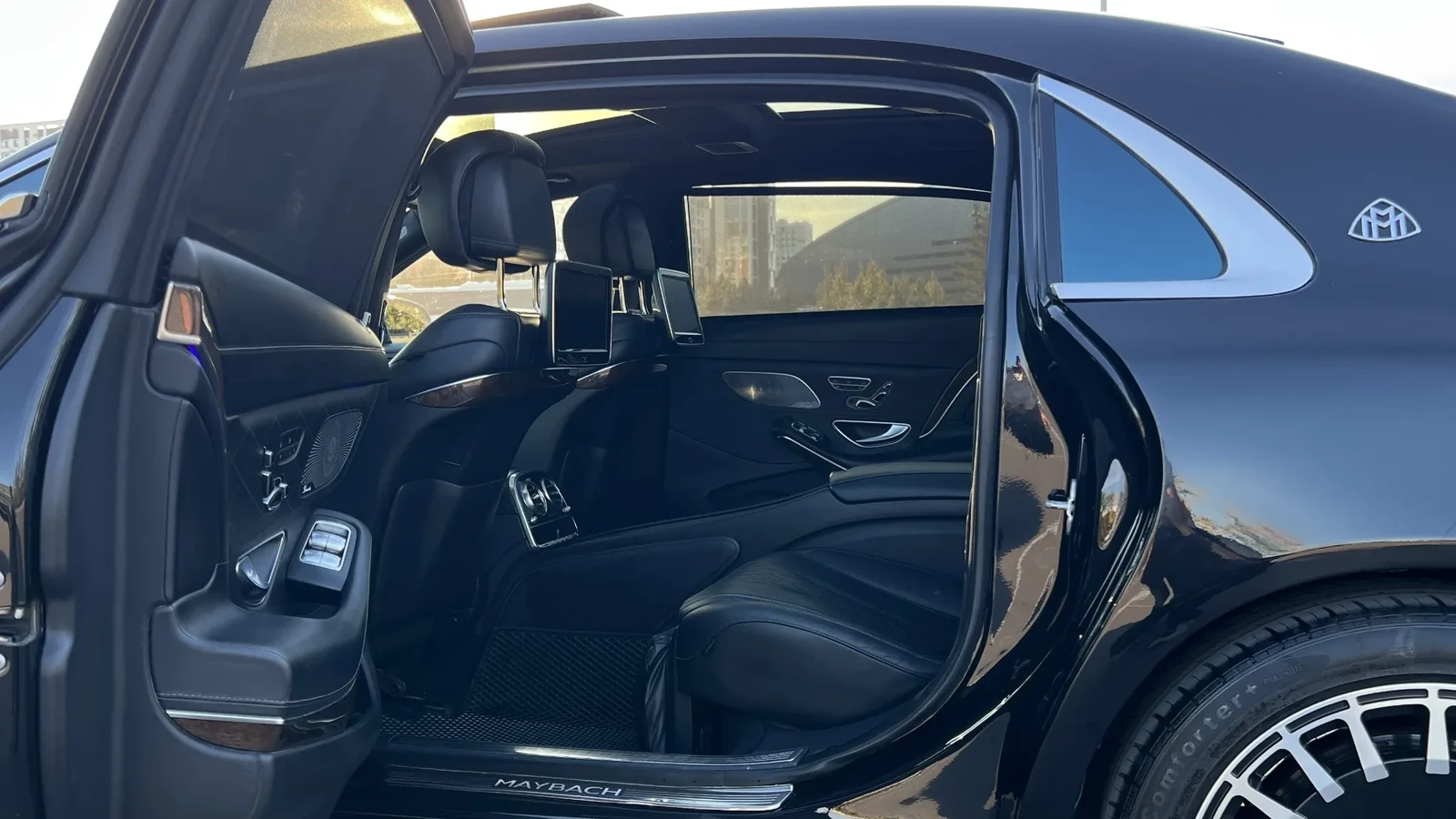 Открытая задняя дверь Mercedes-Benz Maybach S-Class 222 с видом на отдельные кресла седана