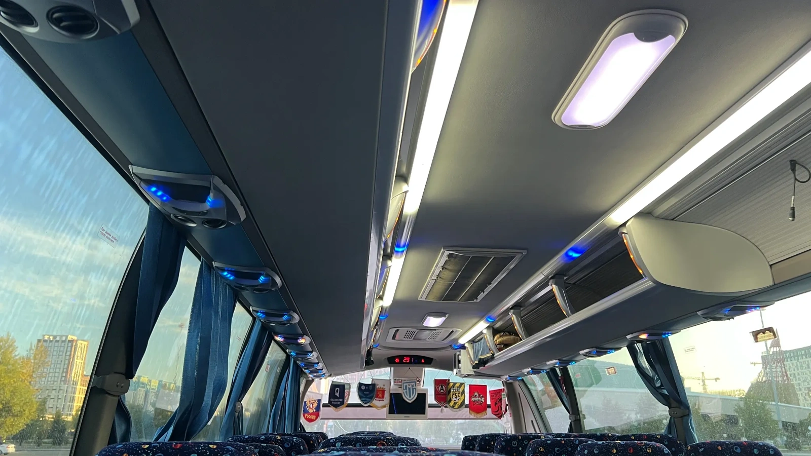 Ряды мягких сидений в автобусе Higer, который работает по направлению из Астаны в Боровое