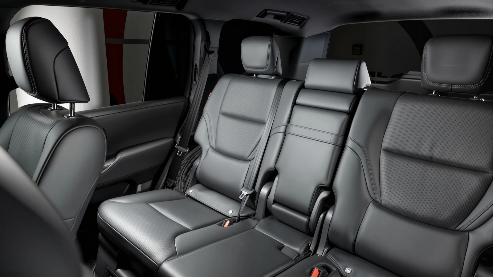 Задний ряд сидений Land Cruiser 300, используемый пассажирами при поездках на мероприятиях