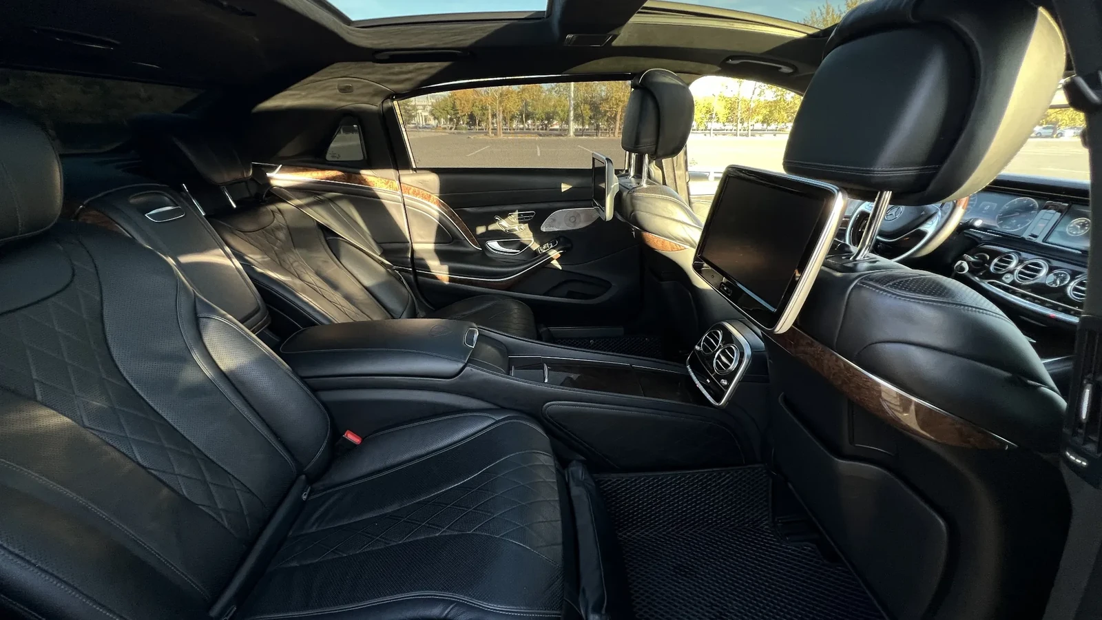 Салон Mercedes-Benz Maybach S-Class 222 с разложенными задними сиденьями и экранами в подголовниках