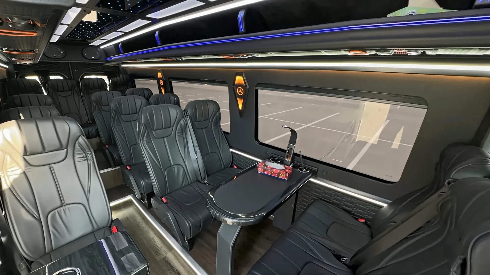 Белый микроавтобус на 17 мест в уличном ракурсе перед выездом в аренду на месяц