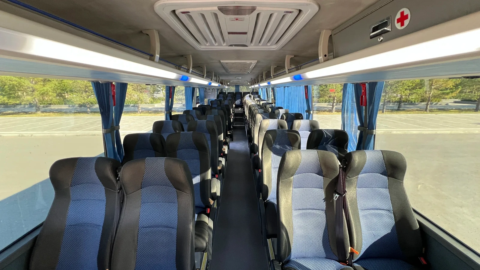 Потолочная подсветка и кресла автобуса Higer, подходящего для посуточной аренды с плотным графиком поездок