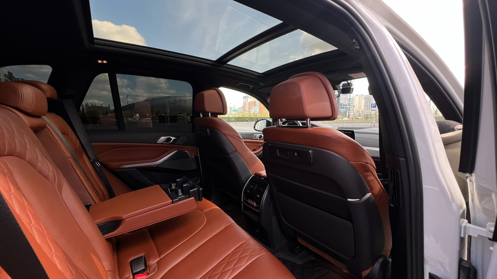 Просторный кожаный салон BMW X5M с панорамной крышей для лучшего обзора при поездке из Астаны в Боровое