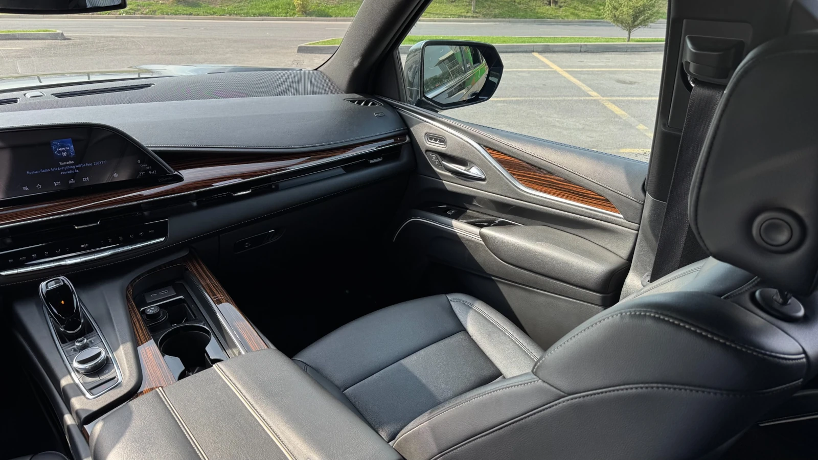 Интерьер Escalade, комфортный для экскурсионных поездок по городу