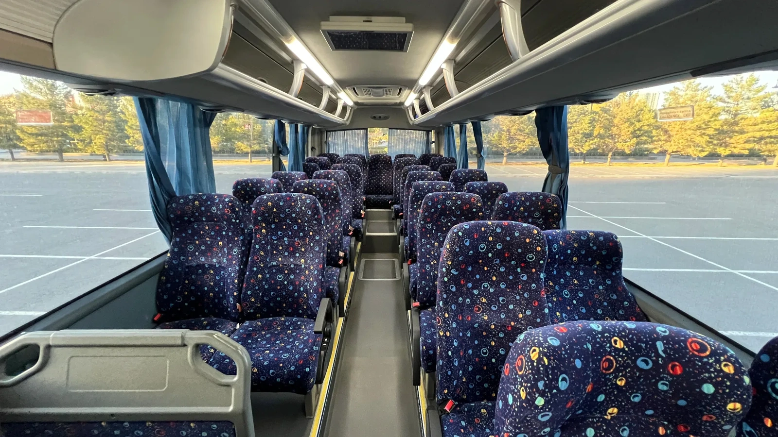 Салон автобуса Higer с несколькими рядами кресел, подготовленный под развозку сотрудников по городу