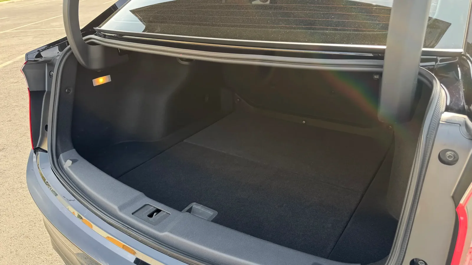 Открытый багажник Hongqi E-QM5 с ровным проёмом, удобный для размещения чемоданов и деловых сумок