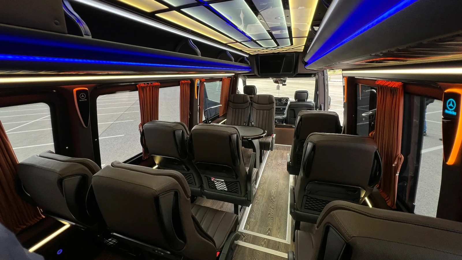 VIP-салон Sprinter на 14 мест с кожаными креслами и декоративной подсветкой для аренды