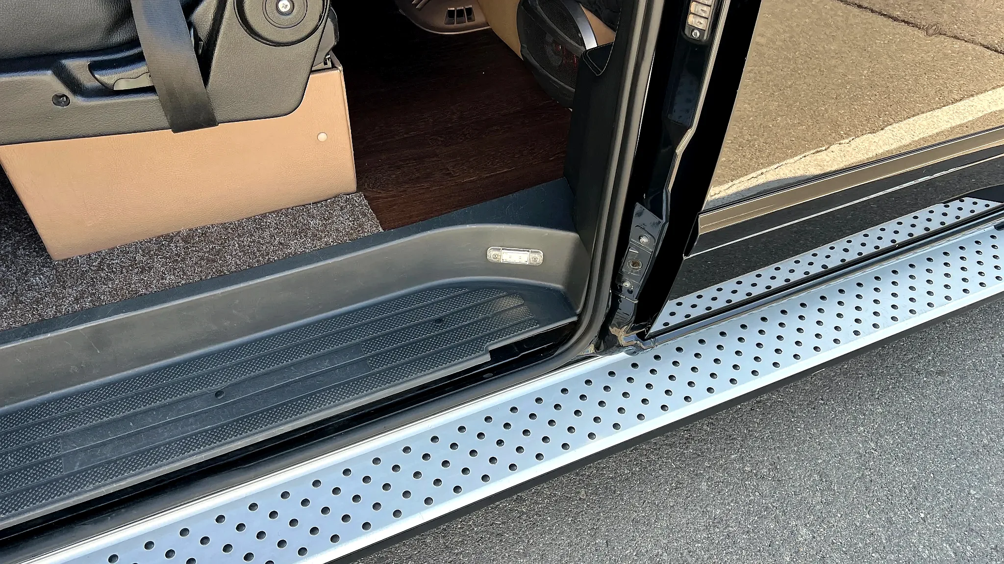 Порог полноприводного Mercedes-Benz Viano с металлической накладкой и удобной ступенькой для посадки в салон