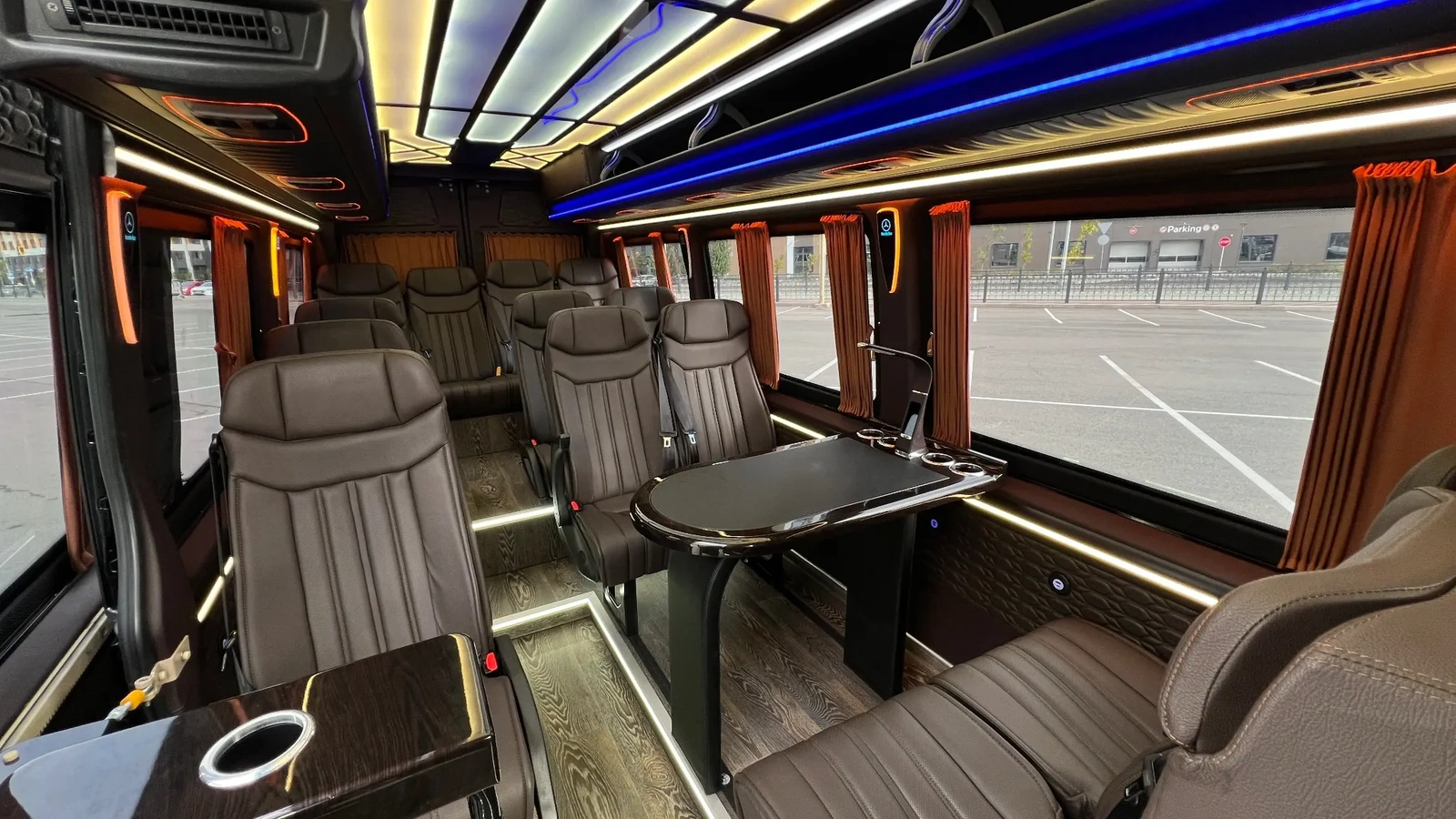 Изящный салон Sprinter на 14 мест с раскладным столиком для групповых поездок