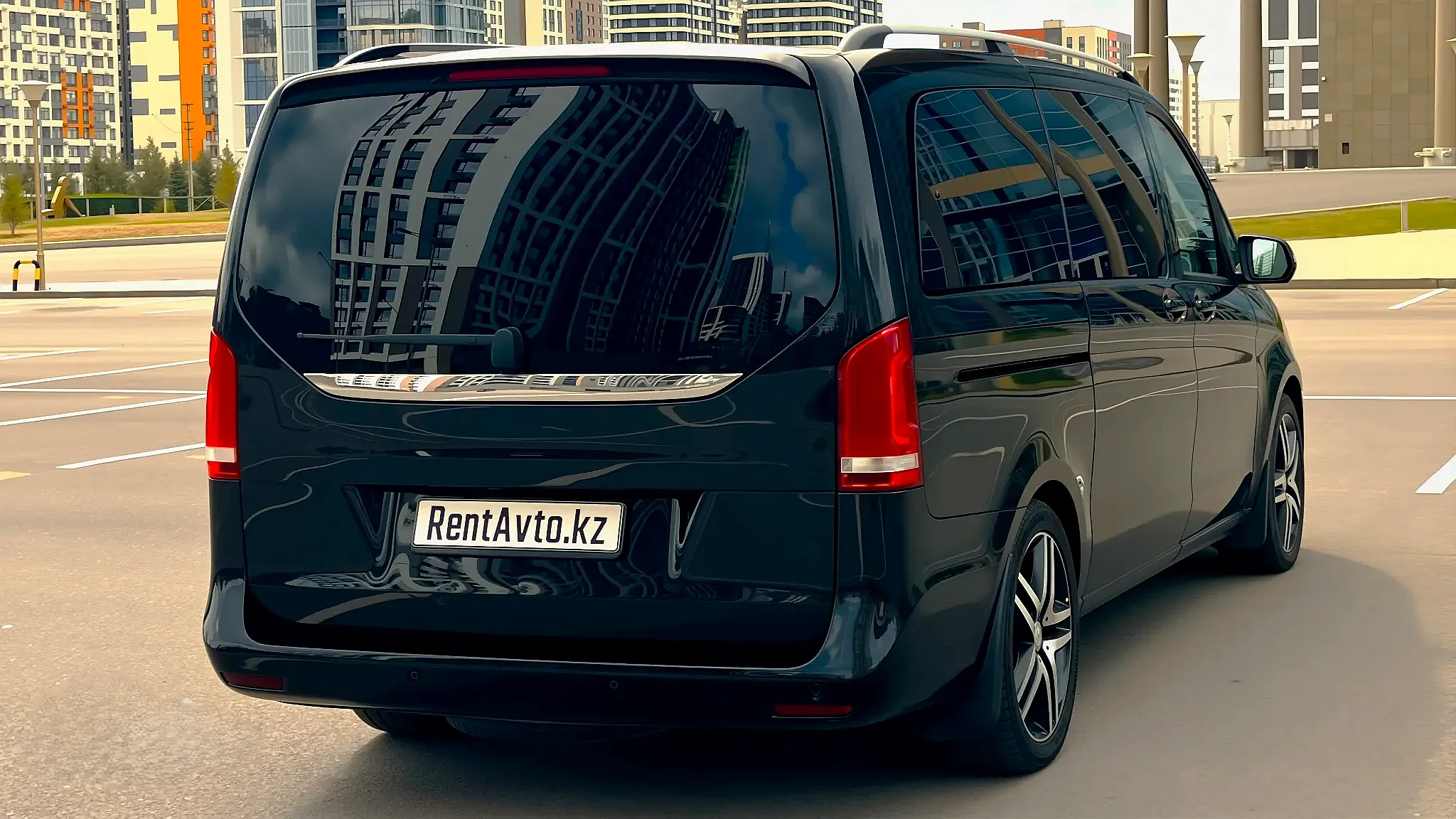 Чёрный Mercedes-Benz V-Class снят сзади на загородной дороге, машина подходит для спокойной поездки за город небольшой компанией