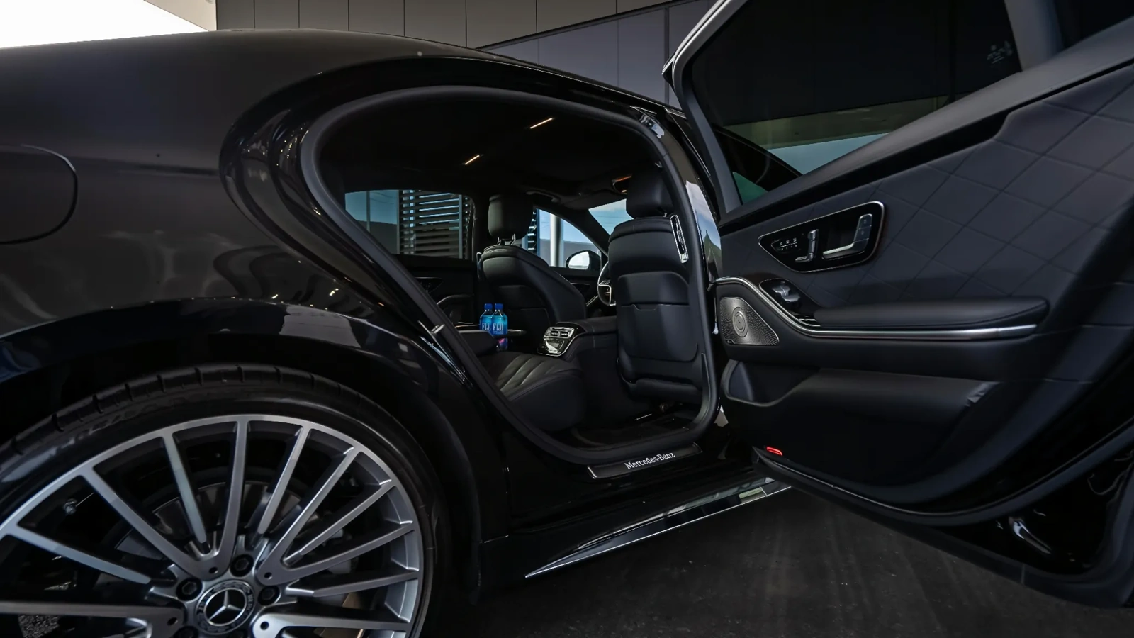 Открытая задняя дверь Mercedes-Benz S-Class 223 и удобное посадочное место, вариант для встречи гостей у аэропорта или вокзала