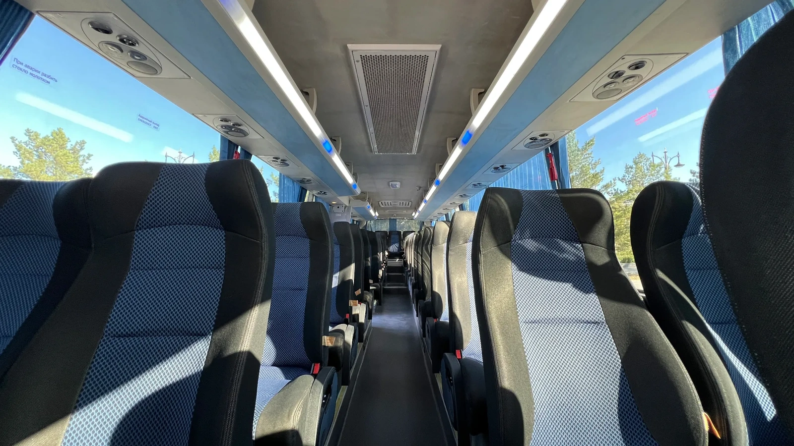 Салон 54-местного автобуса Higer с высокими креслами и широким проходом для комфортных переездов по городу