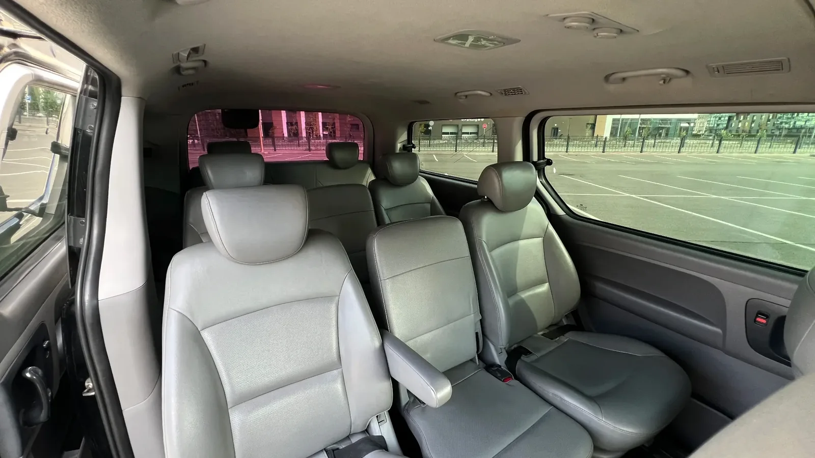 Светлый салон Hyundai Grand Starex с отдельными креслами и широким проходом между рядами
