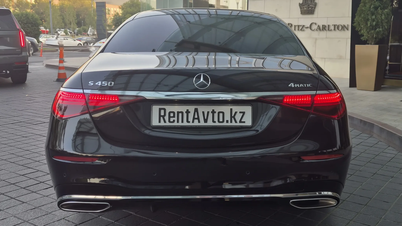 Задняя часть Mercedes-Benz S-Class 223 на выезде из города, седан подходит для выездов за город из Астаны по индивидуальному маршруту с водителем