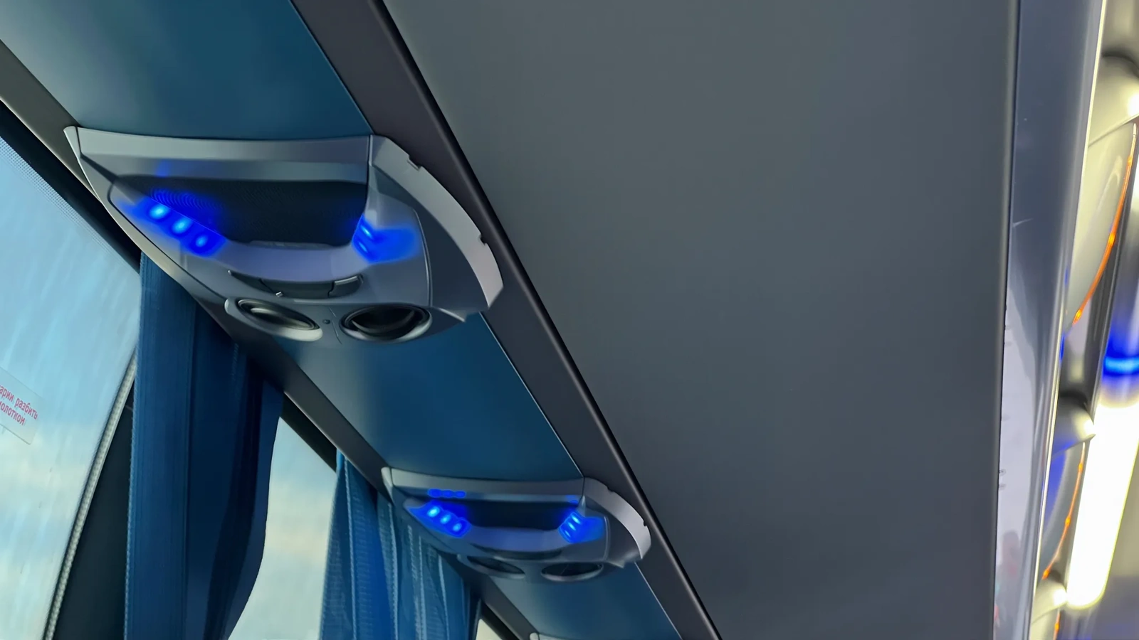 Потолочный обдув туристического автобуса Higer над сиденьями с подсветкой в ночное время для выезда на природу из Астаны