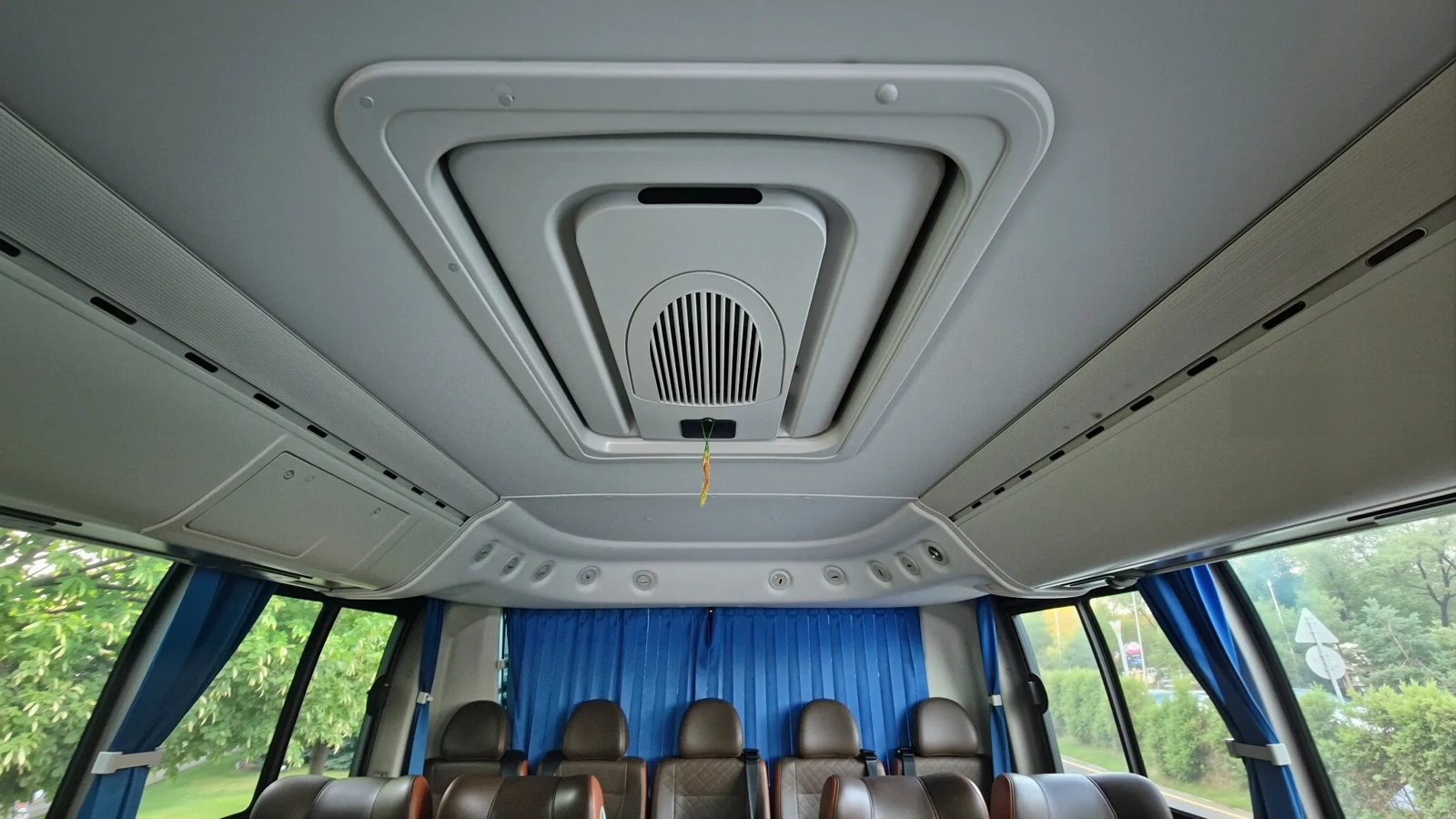 Автобус Yutong на 52 места движется по городу, обслуживая организованные групповые поездки с профессиональным водителем