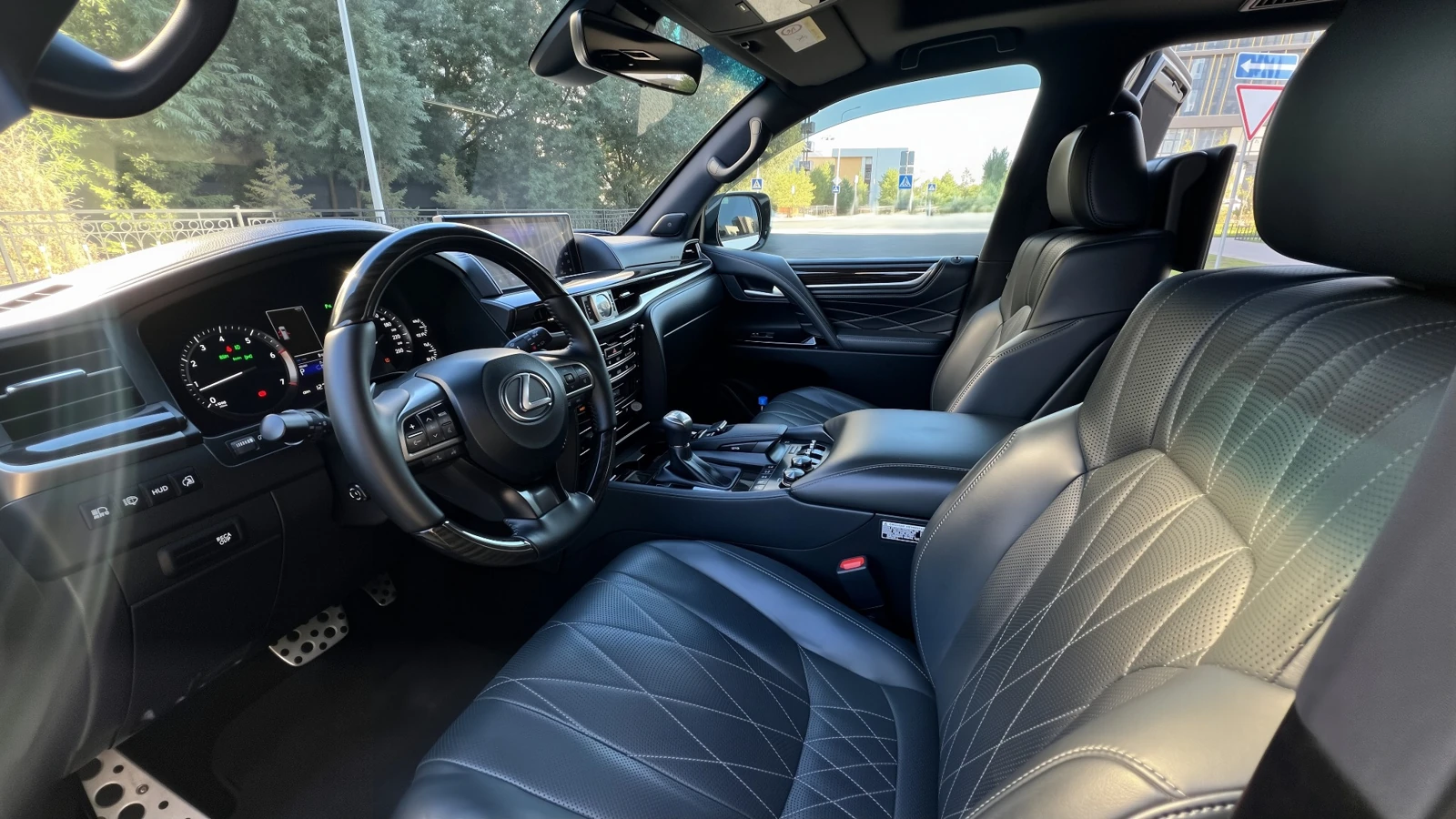 Кожаный салон Lexus LX570 с премиальной центральной консолью, который встречается при почасовой аренде автомобиля с водителем в Астане